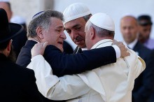 El abrazo con el Papa Francisco en el muro de los lamentos