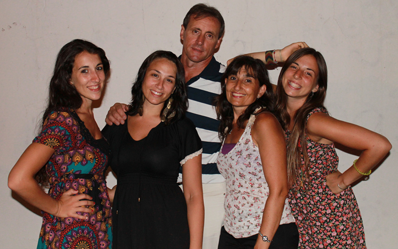 Gloria y Diego Valle con sus hijas