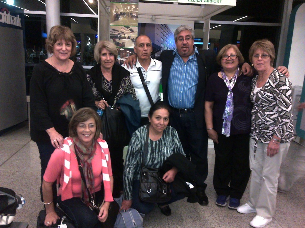 Uno de los grupos al momento de la partida desde el Aeropuerto de Ezeiza 