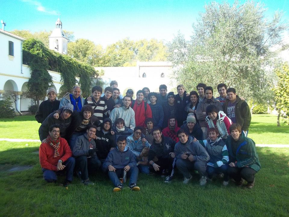 Omar (primero a la izquierda) con un grupo de jóvenes de la Mariápolis Lía