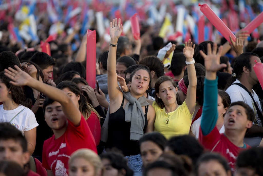 Los jóvenes cantan y bailan mientras esperan al papa Francisco el domingo 12 de julio de 2015, en Asunción. (AP foto/Natacha Pisarenko)