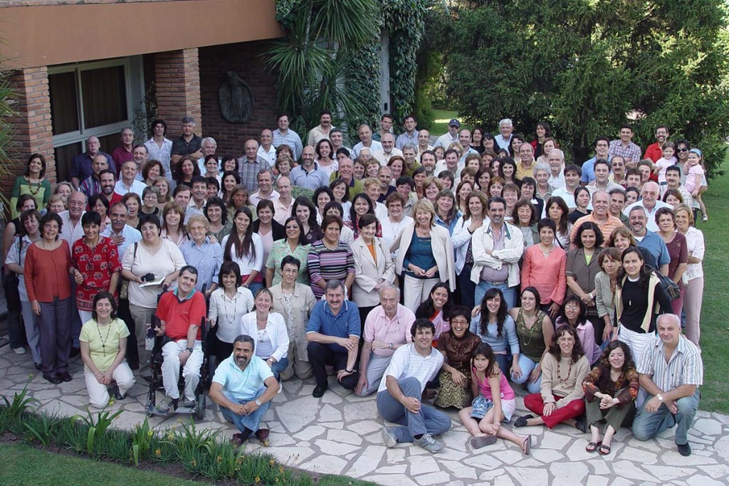 Lucas en una foto de grupo durante un encuentro en el Centro Mariápolis de José C. Paz