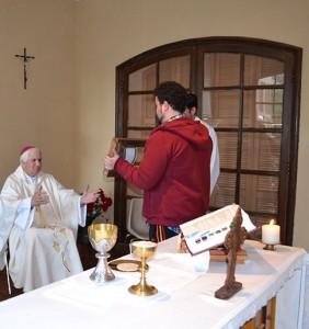 bOfrenda- reliquia de Sta. Teresa de los Andes - CM Chile 11 06 2016)