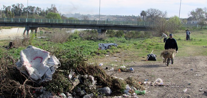 Córdoba: limpieza de la costanera del río Suquía