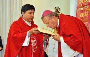 Con Mons. Cardelli durante una celebración