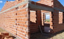 Una casa para la viuda y sus hijos