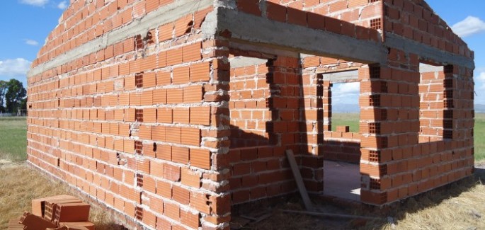 Una casa para la viuda y sus hijos