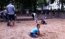 En la plaza con los niños