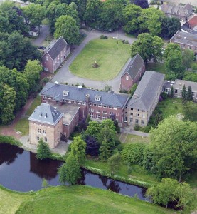 luchtfoto terrein Mariënkroon te Nieuwkuijk