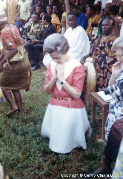 Fontem 19 gennaio 1969. Chiara durante la messa dell’inaugurazione dell’ospedale “Maria Salute dell’Africa”