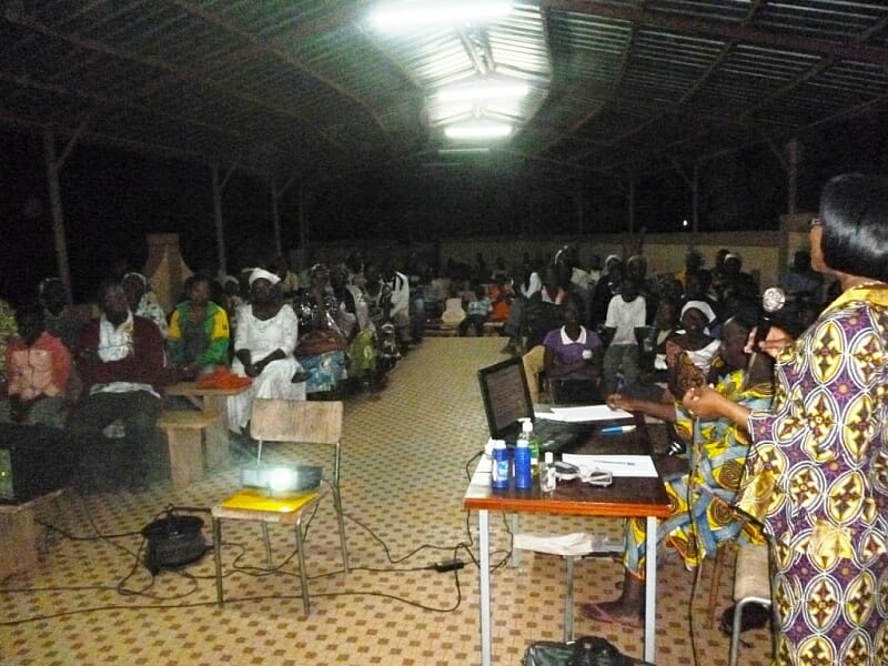 Sensibilisation dans une salle paroissiale