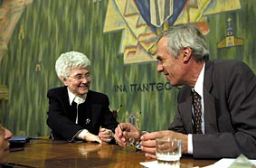 Ginevra ottobre 2002: Chiara Lubich con il segretario generale del CEC, Konrad Raiser