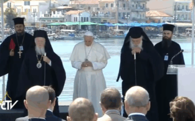 L’abbraccio di Francesco, Bartolomeo e Ieronymos ai migranti