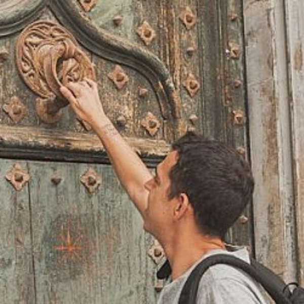 «Mira que estoy a la puerta y llamo; si alguno oye mi voz y me abre la puerta, entraré en su casa y cenaré con él y él conmigo» (Ap 3, 20).