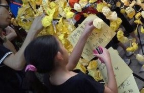 學生撐起雨傘：香港合一世界青年的心聲