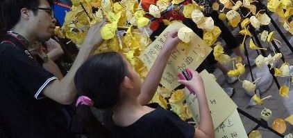 學生撐起雨傘：香港合一世界青年的心聲